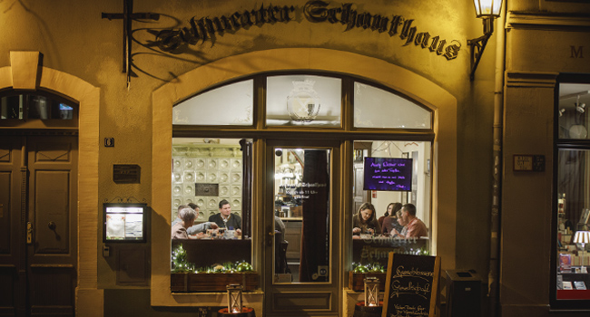 Herzlich Willkommen im Schwerter Schankhaus & Hotel! Besuchen und genießen Sie original Meißner Bierkultur im besonderen Ambiente.