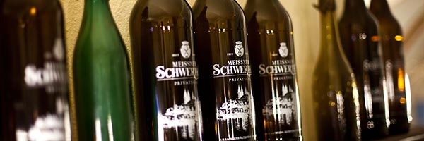 Als besonderen Geschenktipp für Liebhaber und Genießer empfehlen wir unsere Sammler-Flaschen mit frisch gezapftem Schwerter Bier. 