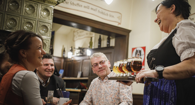 Feine Biere im Zeichen der Meissner Schwerter. Im Schwerter Schankhaus & Hotel am Markt in Meißen treffen sich Bier-Liebhaber gern in geselliger Runde.