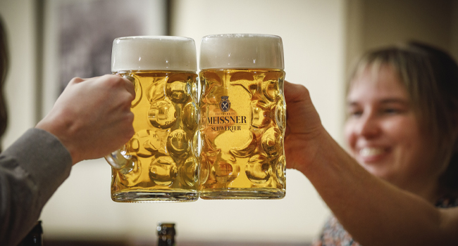 2 frisch gezapfte Maß gefüllt mit den Bier-Spezialitäten aus der Meißner Schwerter Brauerei – zum Wohl!